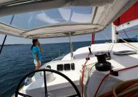 pige på dæk af sejler trimaran yacht